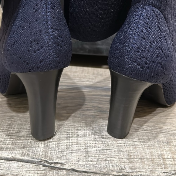 NWT Charles by Charles David navy blue knit high boot. Size 6.5 - Picture 4 of 6